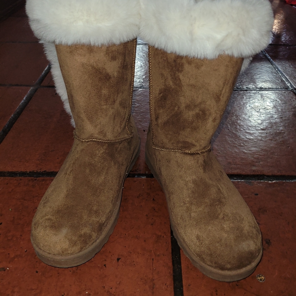 Sz 7 furry boots. Hardly worn